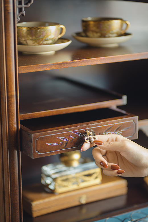 【已售】独角鹿西洋古董19世纪末法国家具名坊VIARDOT签名出品东方风格祥云纹花叶主题螺钿镶嵌核桃木精雕多宝阁式展柜 商品图5