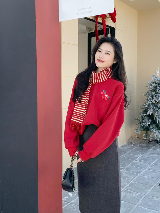 【百图lulu定制】【跃马当红卫衣】【赠围巾】新年红 落肩 贴布绣千里马 加绒卫衣 商品图3
