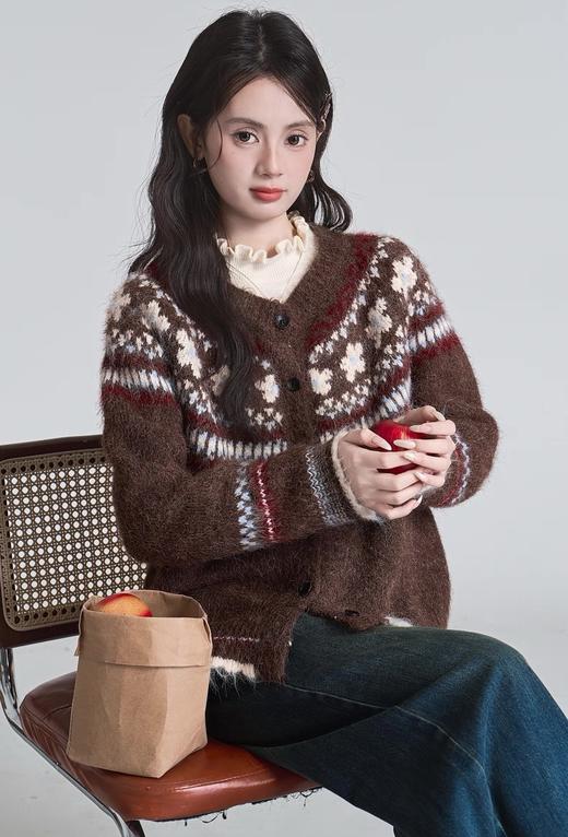 【羊毛慵懒风费尔岛开衫毛衣】软糯的针织质感搭配经典提花，穿上就是冬日里的氛围感美人，单穿叠穿都超百搭～ 商品图5