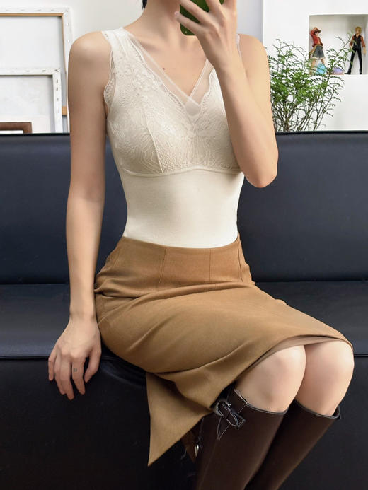 官网1400+ 华家秋冬优可丝磨毛蚕丝内里免穿文胸外穿背心女 法式V领蕾丝保暖吊带 商品图4