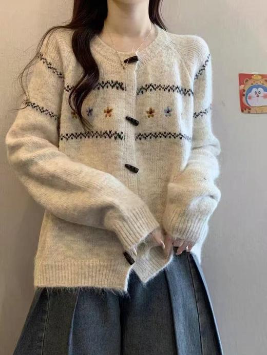 【超美针织衫】M02文艺复古范牛角扣刺绣花朵横纹针织开衫毛衣-喜出 商品图3
