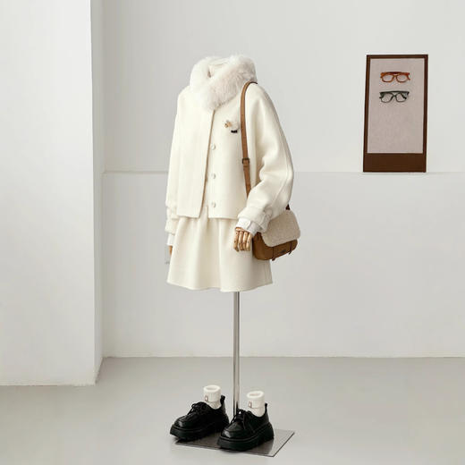 【素雪盈余】2025新款韩版秋冬新保暖百搭通勤白色系套装 商品图0