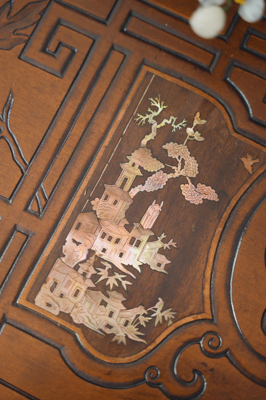 独角鹿西洋古董19世纪末法国家具名坊VIARDOT签名出品东方风格花叶回纹精雕装饰人物亭台主题螺钿镶嵌榉木桌几 商品图7