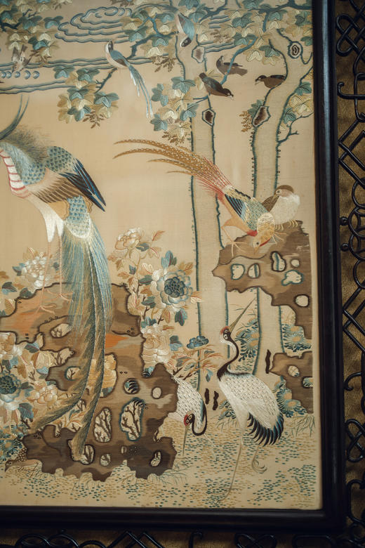 【已售】独角鹿西洋古董19世纪末中国清代出品硬木镂雕边框装饰「奇石瑞禽」传统东方花鸟主题粤绣挂画 商品图4