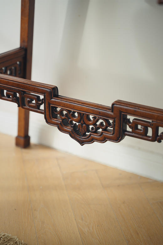 独角鹿西洋古董19世纪末法国家具名坊VIARDOT签名出品东方风格花叶回纹精雕装饰人物亭台主题螺钿镶嵌榉木桌几 商品图8