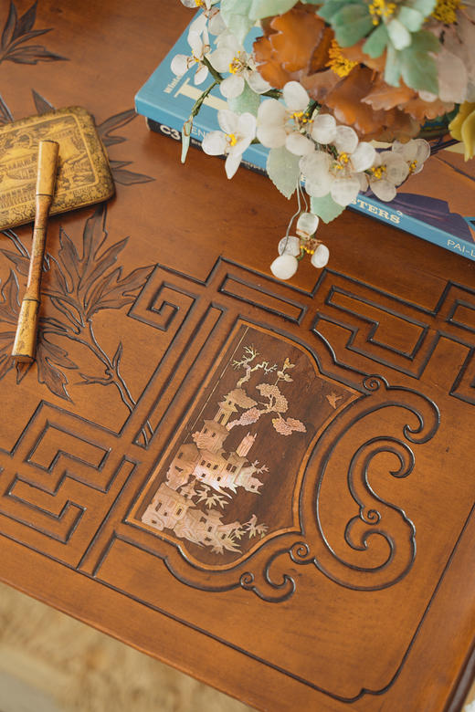 独角鹿西洋古董19世纪末法国家具名坊VIARDOT签名出品东方风格花叶回纹精雕装饰人物亭台主题螺钿镶嵌榉木桌几 商品图5