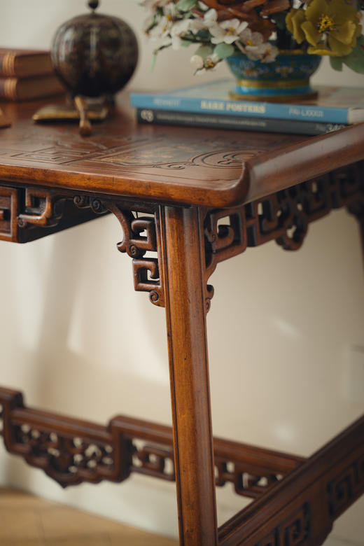 独角鹿西洋古董19世纪末法国家具名坊VIARDOT签名出品东方风格花叶回纹精雕装饰人物亭台主题螺钿镶嵌榉木桌几 商品图4
