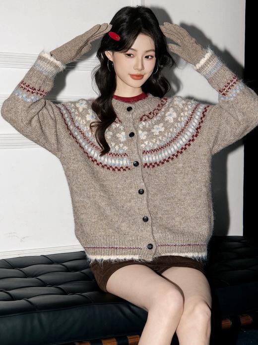 【羊毛慵懒风费尔岛开衫毛衣】软糯的针织质感搭配经典提花，穿上就是冬日里的氛围感美人，单穿叠穿都超百搭～ 商品图3