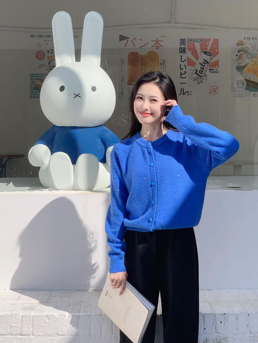 【百图lulu定制】【克莱因蓝圆领开衫】【赠围巾】圆领 金葱纱线 圆扣 长袖 针织开衫 商品图6