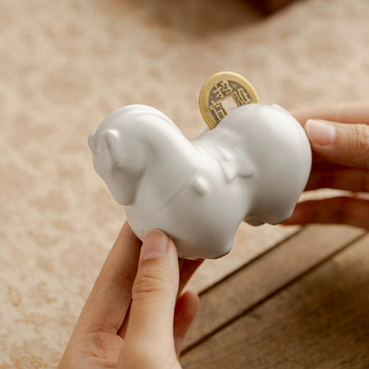 月白釉 “马上有钱” 汝山明 马年主题摆件 汝窑茶宠桌面装饰生肖礼物【官方正版 】 商品图2