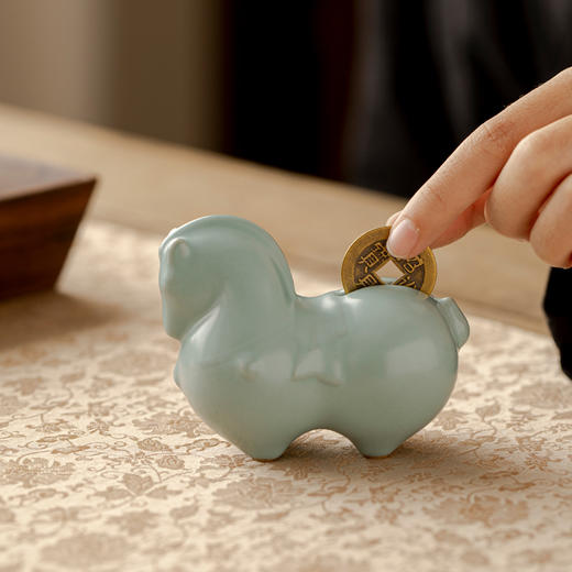 天青釉 “马上有钱” 汝山明 马年主题摆件 汝窑茶宠 天青色 桌面装饰生肖礼物【官方正版 】 商品图3
