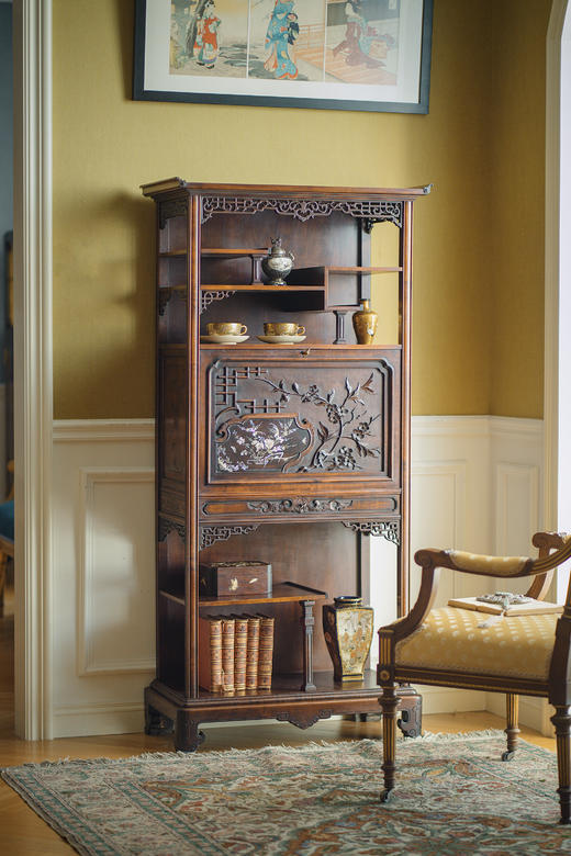 【已售】独角鹿西洋古董19世纪末法国家具名坊VIARDOT签名出品东方风格祥云纹花叶主题螺钿镶嵌核桃木精雕多宝阁式展柜 商品图2