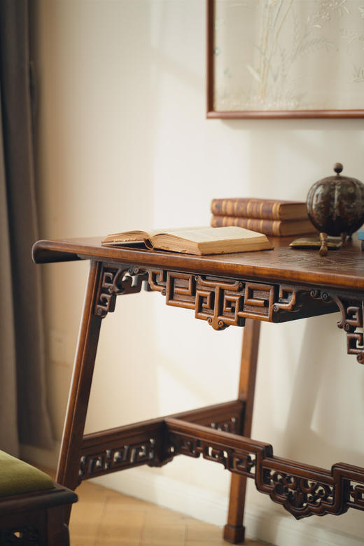 独角鹿西洋古董19世纪末法国家具名坊VIARDOT签名出品东方风格花叶回纹精雕装饰人物亭台主题螺钿镶嵌榉木桌几 商品图2