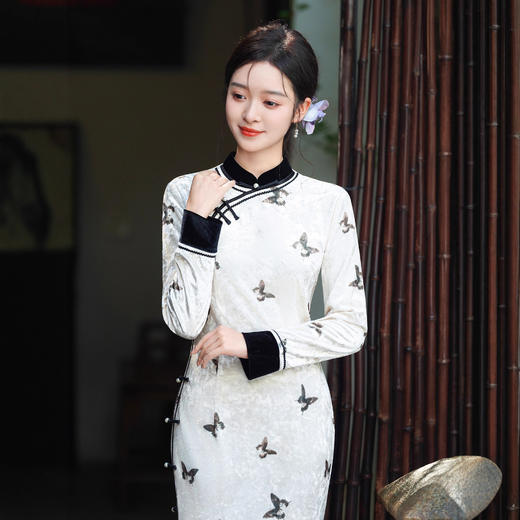 秋冬款丝绒印花白色连衣裙,高端年轻款改良新中式旗袍XLY25157 商品图3