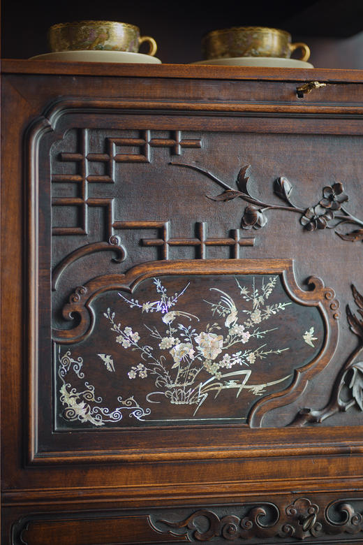【已售】独角鹿西洋古董19世纪末法国家具名坊VIARDOT签名出品东方风格祥云纹花叶主题螺钿镶嵌核桃木精雕多宝阁式展柜 商品图8