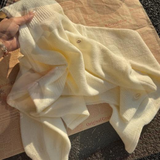 佐姿莎 韩系高领纯色收腰针织衫  胸口小标点缀简单不单调；下摆宽螺纹+收腰设计，短款版型拉高腰线；可高领可翻领； 商品图10