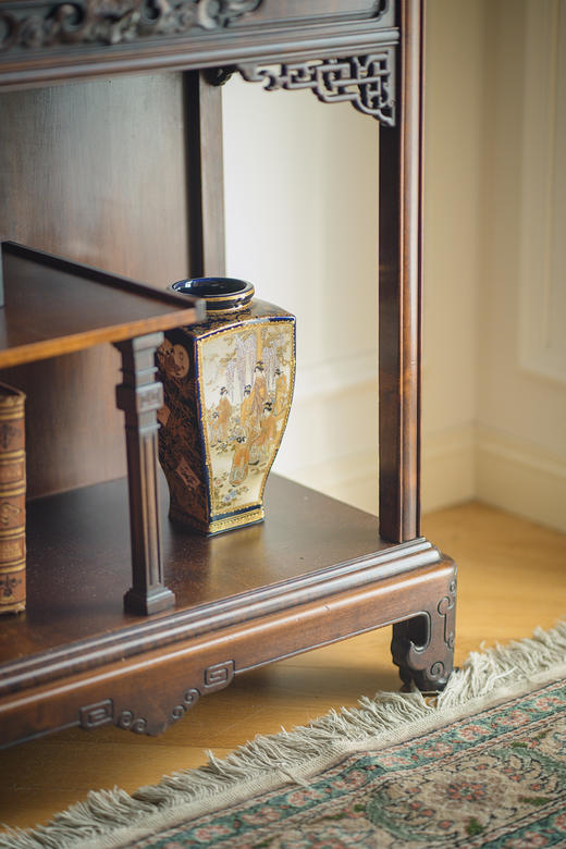 【已售】独角鹿西洋古董19世纪末法国家具名坊VIARDOT签名出品东方风格祥云纹花叶主题螺钿镶嵌核桃木精雕多宝阁式展柜 商品图9