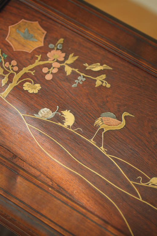 【已售】独角鹿西洋古董19世纪末法国出品东方风格胡桃木精雕装饰花叶瑞禽主题金漆嵌母贝嵌套桌几四件套 商品图7