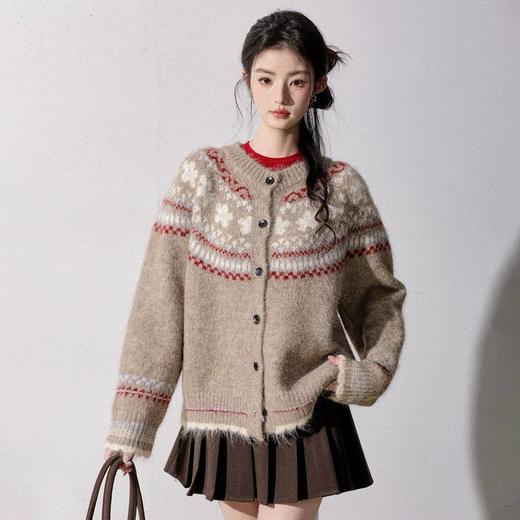 【羊毛慵懒风费尔岛开衫毛衣】软糯的针织质感搭配经典提花，穿上就是冬日里的氛围感美人，单穿叠穿都超百搭～ 商品图4