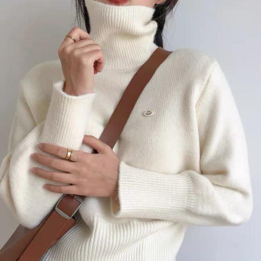 佐姿莎 韩系高领纯色收腰针织衫  胸口小标点缀简单不单调；下摆宽螺纹+收腰设计，短款版型拉高腰线；可高领可翻领； 商品图3