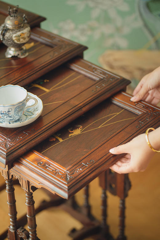 【已售】独角鹿西洋古董19世纪末法国出品东方风格胡桃木精雕装饰花叶瑞禽主题金漆嵌母贝嵌套桌几四件套 商品图4