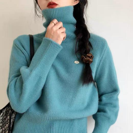 佐姿莎 韩系高领纯色收腰针织衫  胸口小标点缀简单不单调；下摆宽螺纹+收腰设计，短款版型拉高腰线；可高领可翻领； 商品图6