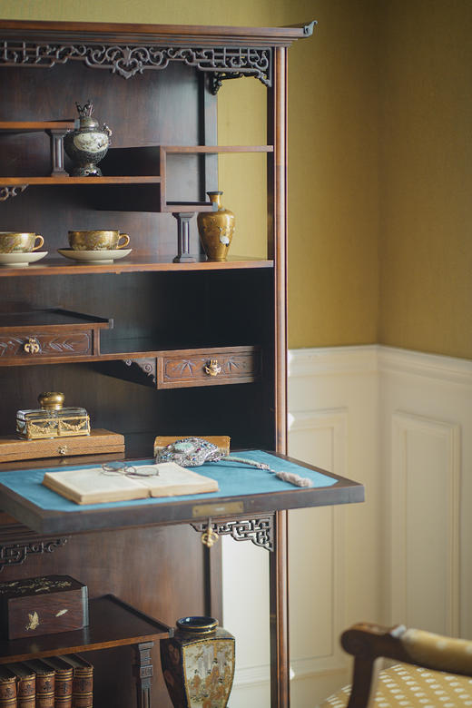 【已售】独角鹿西洋古董19世纪末法国家具名坊VIARDOT签名出品东方风格祥云纹花叶主题螺钿镶嵌核桃木精雕多宝阁式展柜 商品图4