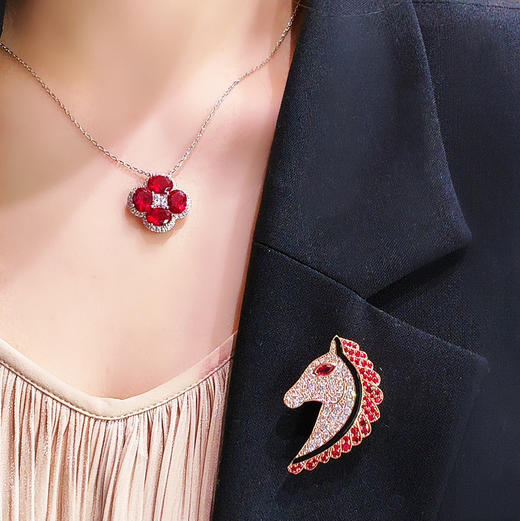 马年有骐骥 秋冬节日贵气红色胸针 11867ZR 商品图3