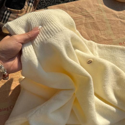 佐姿莎 韩系高领纯色收腰针织衫  胸口小标点缀简单不单调；下摆宽螺纹+收腰设计，短款版型拉高腰线；可高领可翻领； 商品图11