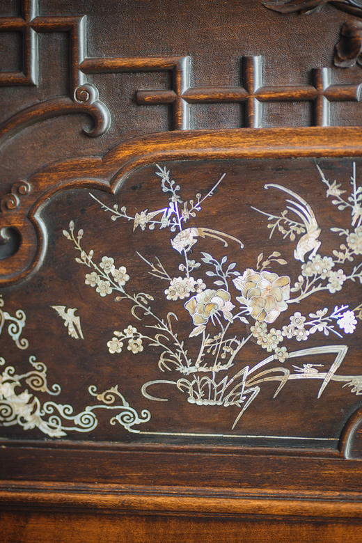 【已售】独角鹿西洋古董19世纪末法国家具名坊VIARDOT签名出品东方风格祥云纹花叶主题螺钿镶嵌核桃木精雕多宝阁式展柜 商品图7
