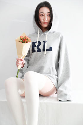 美式复古加绒卫衣，胸前贴布绣花。连帽设计袖口小标帽衫C121966