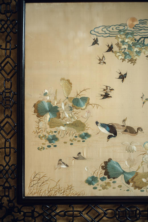 【已售】独角鹿西洋古董19世纪末中国清代出品硬木镂雕边框装饰「奇石瑞禽」传统东方花鸟主题粤绣挂画 商品图2