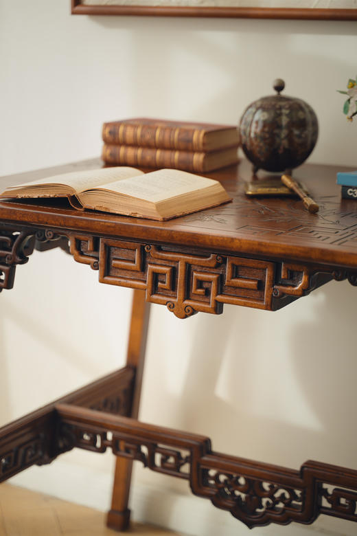 独角鹿西洋古董19世纪末法国家具名坊VIARDOT签名出品东方风格花叶回纹精雕装饰人物亭台主题螺钿镶嵌榉木桌几 商品图3