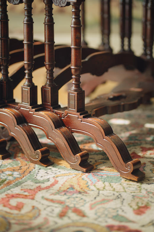 【已售】独角鹿西洋古董19世纪末法国出品东方风格胡桃木精雕装饰花叶瑞禽主题金漆嵌母贝嵌套桌几四件套 商品图10