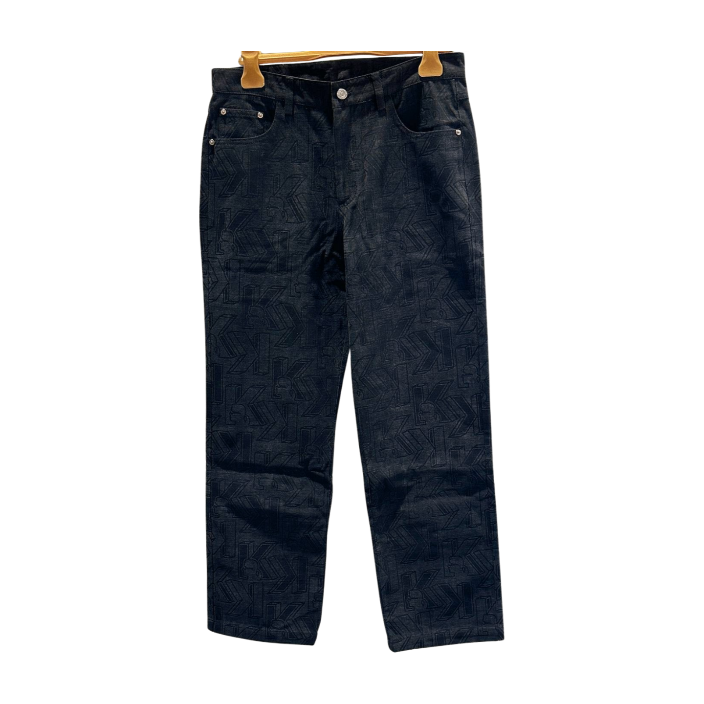 【KARL LAGERFELD】满版logo雕刻牛仔直筒长裤