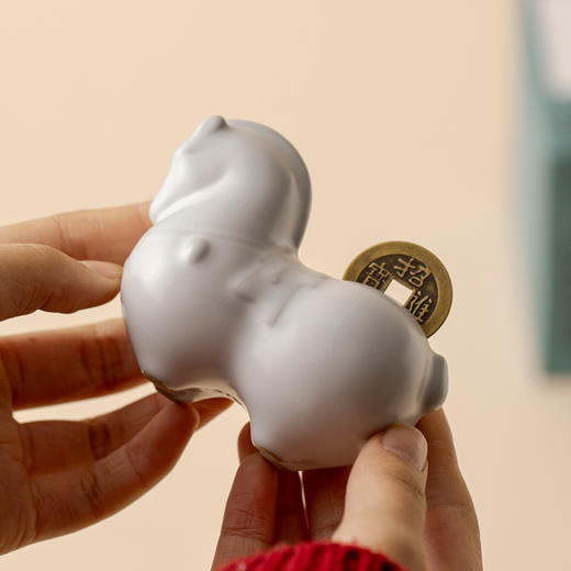 月白釉 “马上有钱” 汝山明 马年主题摆件 汝窑茶宠桌面装饰生肖礼物【官方正版 】 商品图5