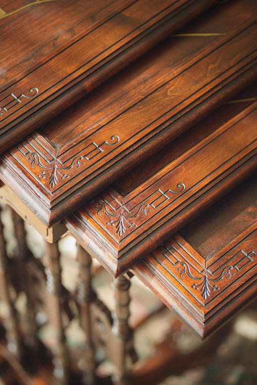 【已售】独角鹿西洋古董19世纪末法国出品东方风格胡桃木精雕装饰花叶瑞禽主题金漆嵌母贝嵌套桌几四件套 商品图9