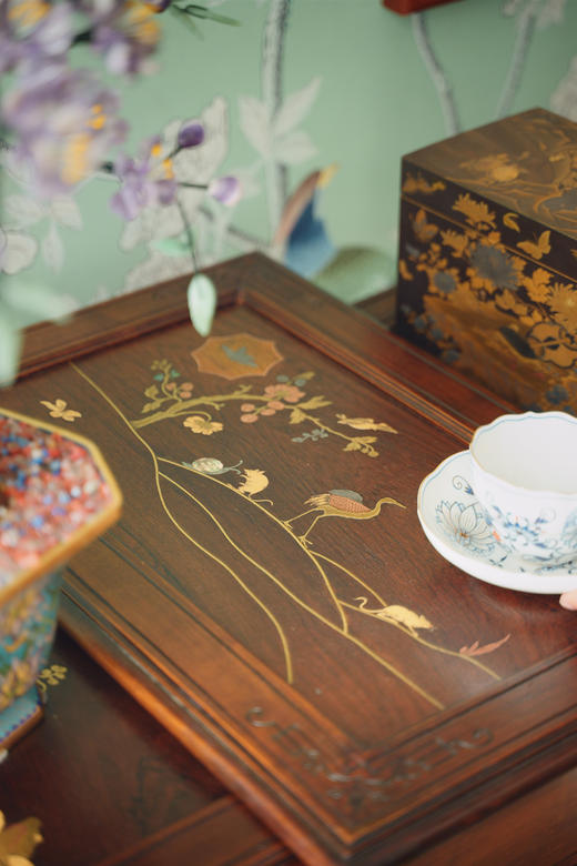 【已售】独角鹿西洋古董19世纪末法国出品东方风格胡桃木精雕装饰花叶瑞禽主题金漆嵌母贝嵌套桌几四件套 商品图5