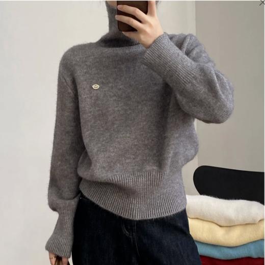 佐姿莎 韩系高领纯色收腰针织衫  胸口小标点缀简单不单调；下摆宽螺纹+收腰设计，短款版型拉高腰线；可高领可翻领； 商品图2