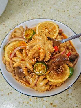 本港小章鱼🐙  个肥肉脆，没人会拒绝的美味！火锅，爆炒，白灼都不错👍