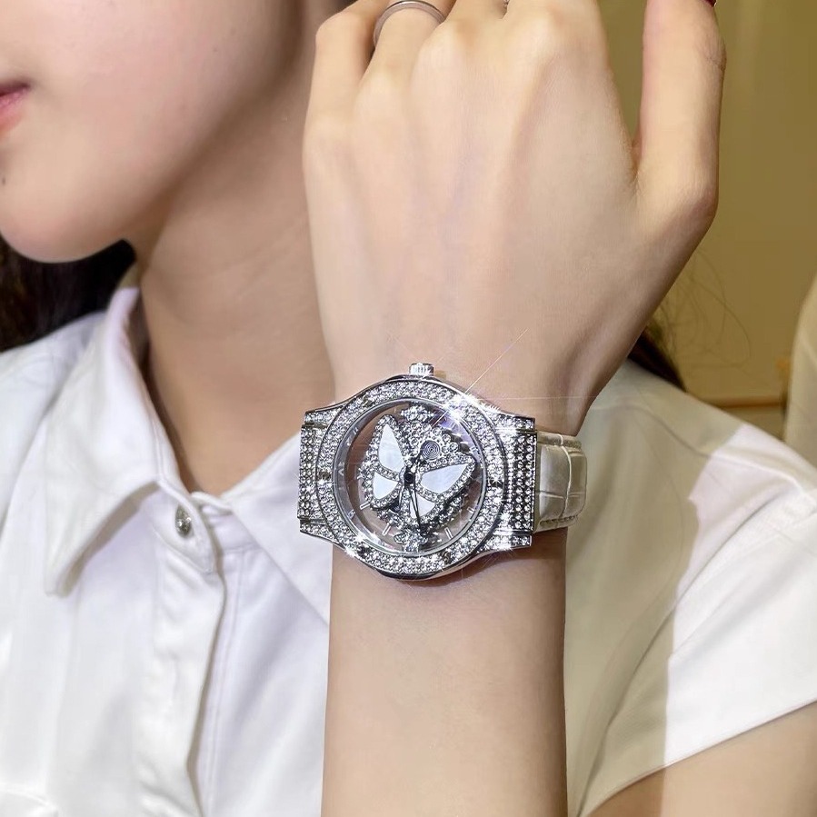 【自带光芒❗️梦幻蝴蝶手表】满圈镶钻表圈，轻奢闪耀，多角度圆滑切割表壳，耐磨不易刮花，女士时来运转非机械表情人节礼物QQ