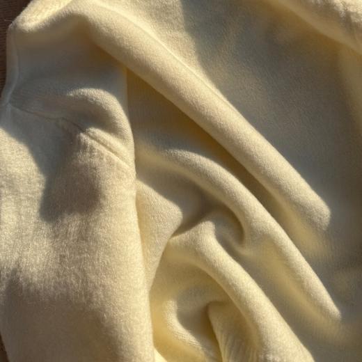 佐姿莎 韩系高领纯色收腰针织衫  胸口小标点缀简单不单调；下摆宽螺纹+收腰设计，短款版型拉高腰线；可高领可翻领； 商品图12