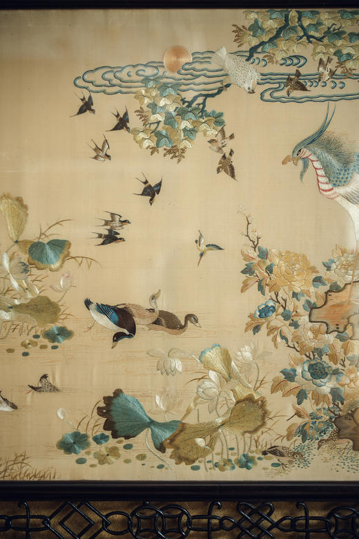 【已售】独角鹿西洋古董19世纪末中国清代出品硬木镂雕边框装饰「奇石瑞禽」传统东方花鸟主题粤绣挂画 商品图3