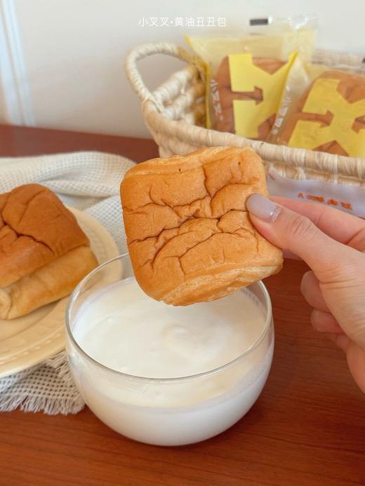 小叉叉·黄油丑丑包440g（8包） 丑丑的表皮藏着大大的温柔—— 小叉叉黄油丑丑包，用进口黄油揉出蓬松绵密的面包体 咬开就是会爆浆的芝士夹心 商品图1