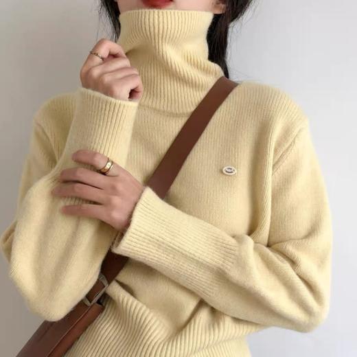 佐姿莎 韩系高领纯色收腰针织衫  胸口小标点缀简单不单调；下摆宽螺纹+收腰设计，短款版型拉高腰线；可高领可翻领； 商品图4