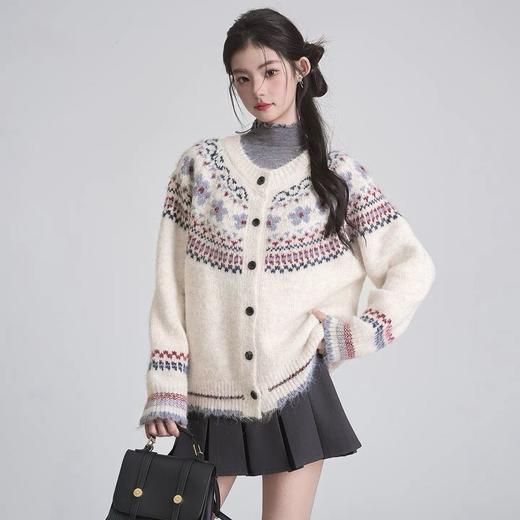【羊毛慵懒风费尔岛开衫毛衣】软糯的针织质感搭配经典提花，穿上就是冬日里的氛围感美人，单穿叠穿都超百搭～ 商品图0