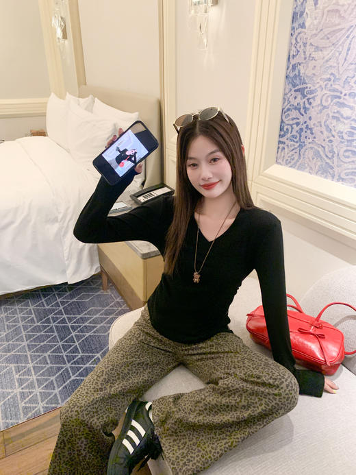 <曾小咸推荐>现货秒杀 ！微信超特价！2色v领磨毛开叉t恤 日常119.99 立减60 秒杀59.99！！ 商品图9