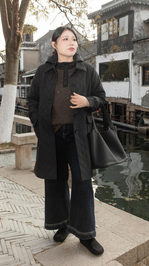 现货！24小时内发货【绗缝棉服】黑色中长款，整件衣服素净不单调，实穿性极高！小棉衣非常实用，初冬单穿，深冬可以加羽绒马甲，宽松版型，可以塞得下各种厚毛衣！面料99.3%聚酯纤维0.7%氨纶，厚度适中 商品图2