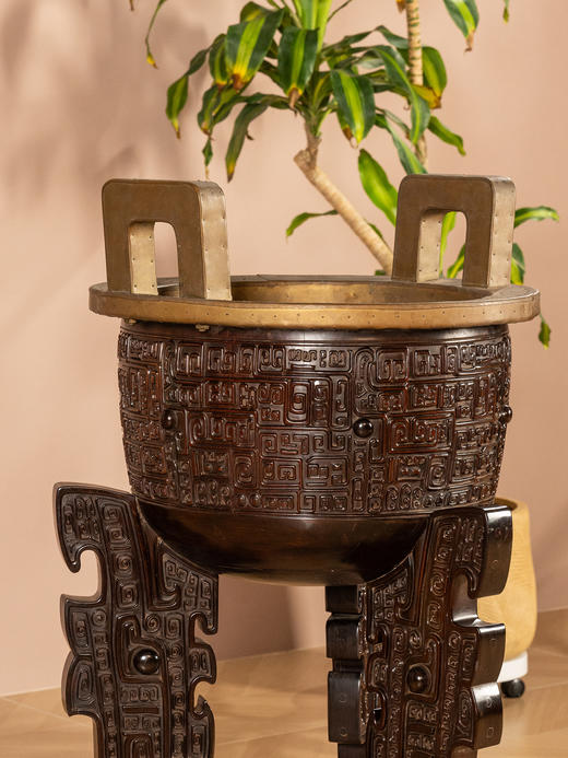 二十世纪	红木满雕云雷纹冲耳三足鼎 商品图1