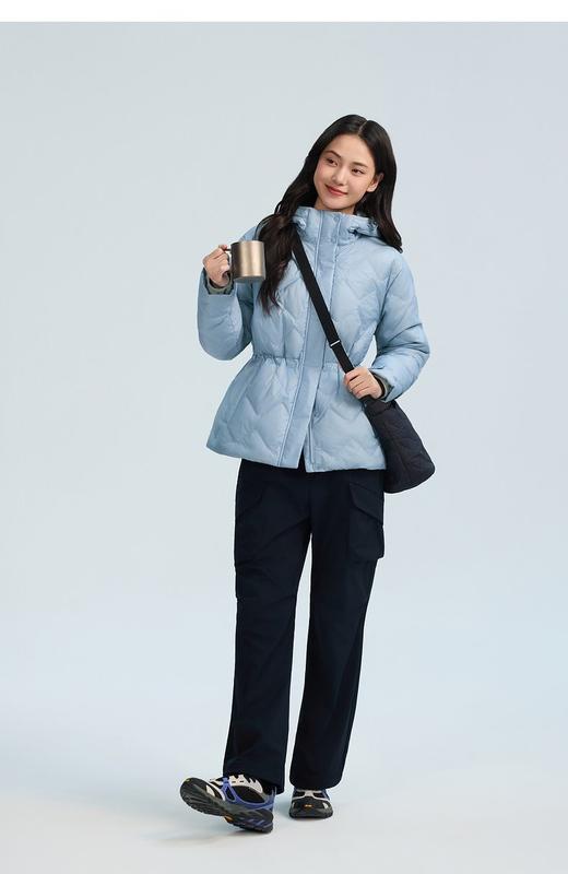 一店d 𝐊𝐨𝐥𝐨𝐧新𝐒𝐨𝐭𝐬𝐨𝐭系列爆款菱格羽绒服 轻薄大朵绒系列 上身巨巨轻盈 新款小蛮腰 瞬间勾勒出女人完美的曲线 这件可以说是可隆的又一封～神大作 剪裁真的没得说 商品图4